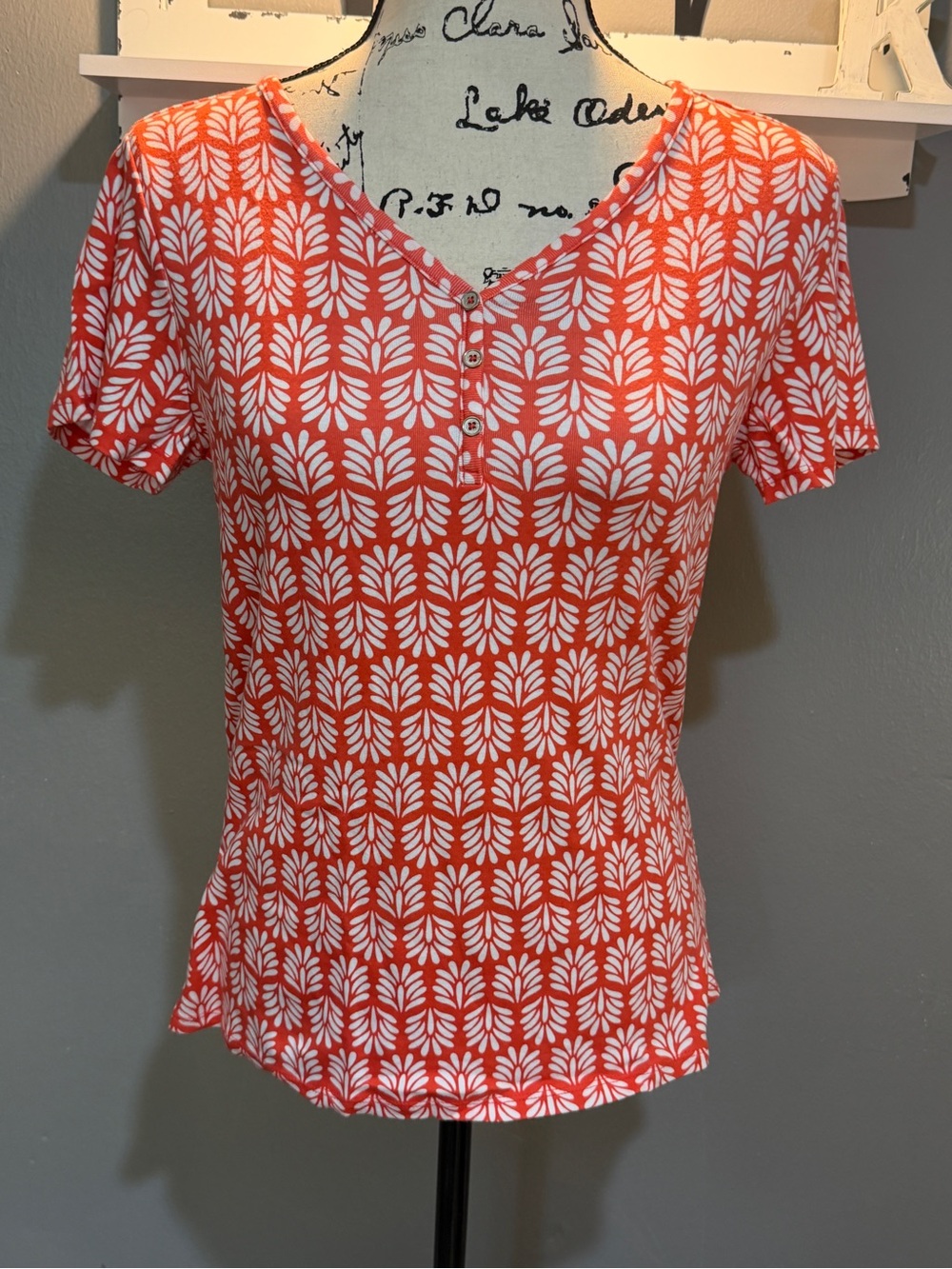 CROFT & BARROW ORANGE/WHITE PRINTED SHORT SLEEVE HENLEY SZ M